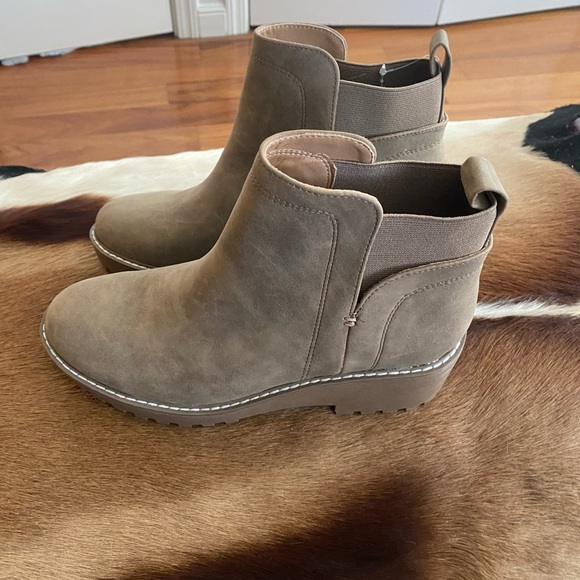 Slip on lug sole booties - Picture 8 of 11